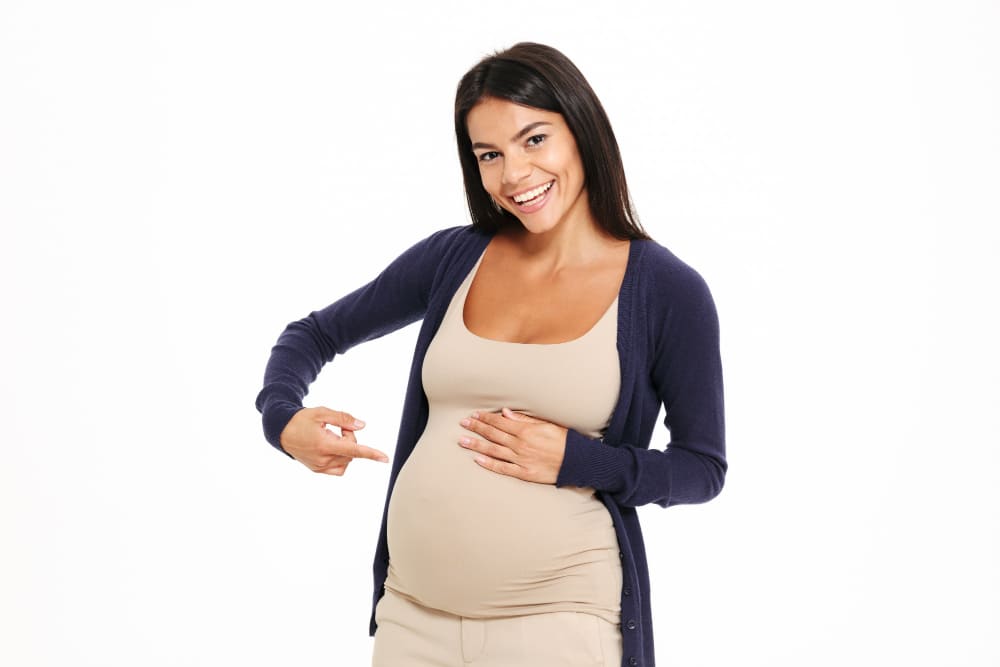 mujer señalando su panza de embarazada